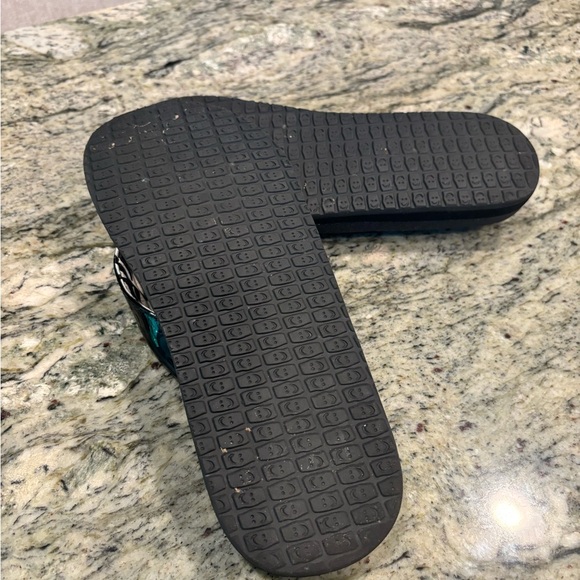 Sanuk Flip-Flops- Size 7 - Black & White - gently worn a few times - Picture 4 of 5